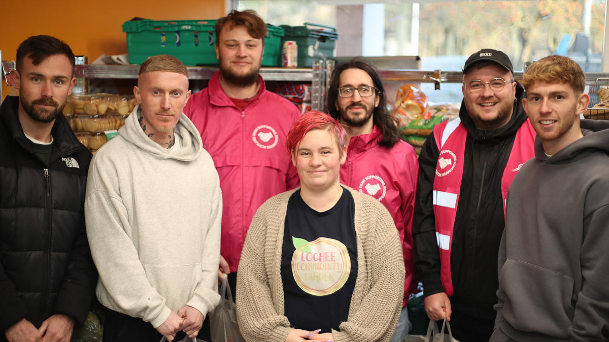 FESTIVE FOODBANK DONATION TO LOCHEE COMMUNITY LARDER Dundee United